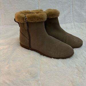 Soft walk  Helena Foxfur  lining size 6 medium stone suede with extra sole
